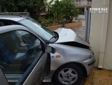 Αργολίδα: Αυτοκίνητο καρφώθηκε σε τοίχο σπιτιού (εικόνες)